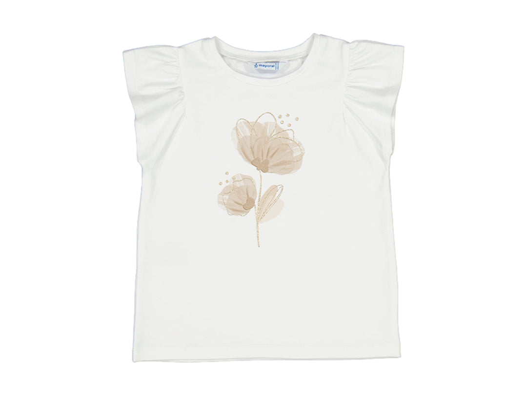Camiseta color crudo con estampado de flor en el pecho y mangas con volantes.