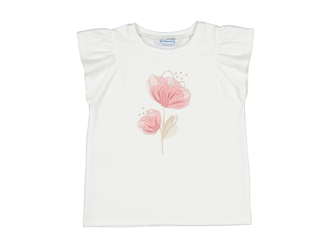Camiseta color crudo con estampado de flores rosadas y mangas con volantes.