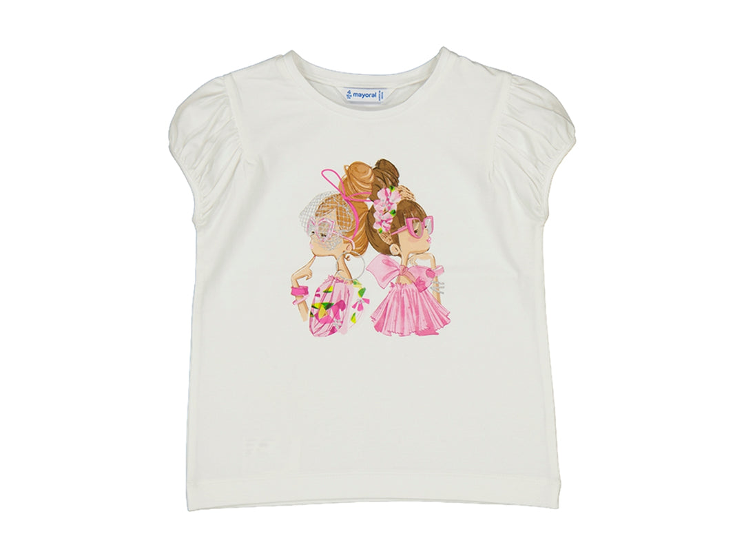 Camiseta blanca para niña con estampado central de dos niñas con vestidos rosas.