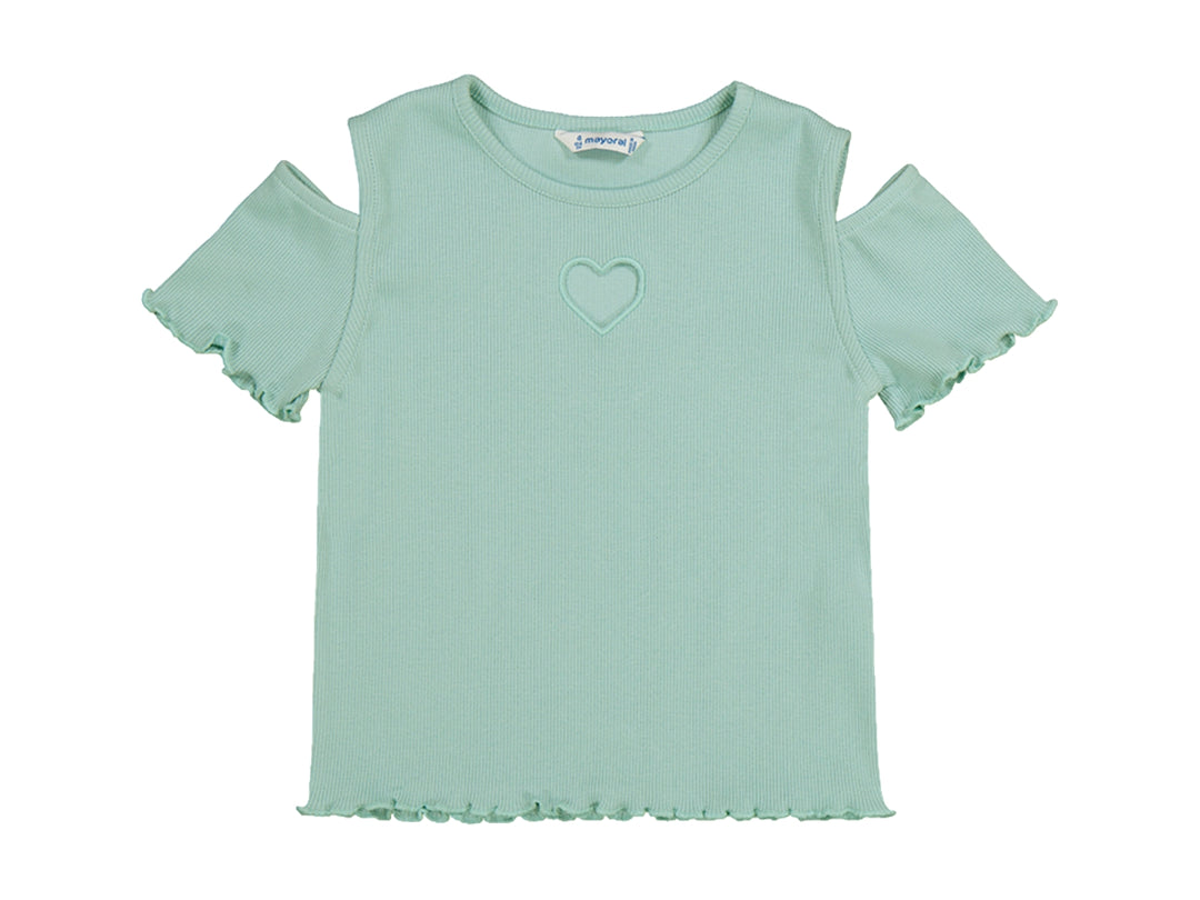 Camiseta verde anís para niña con hombros descubiertos, detalle de corazón y bordes con volantes.
