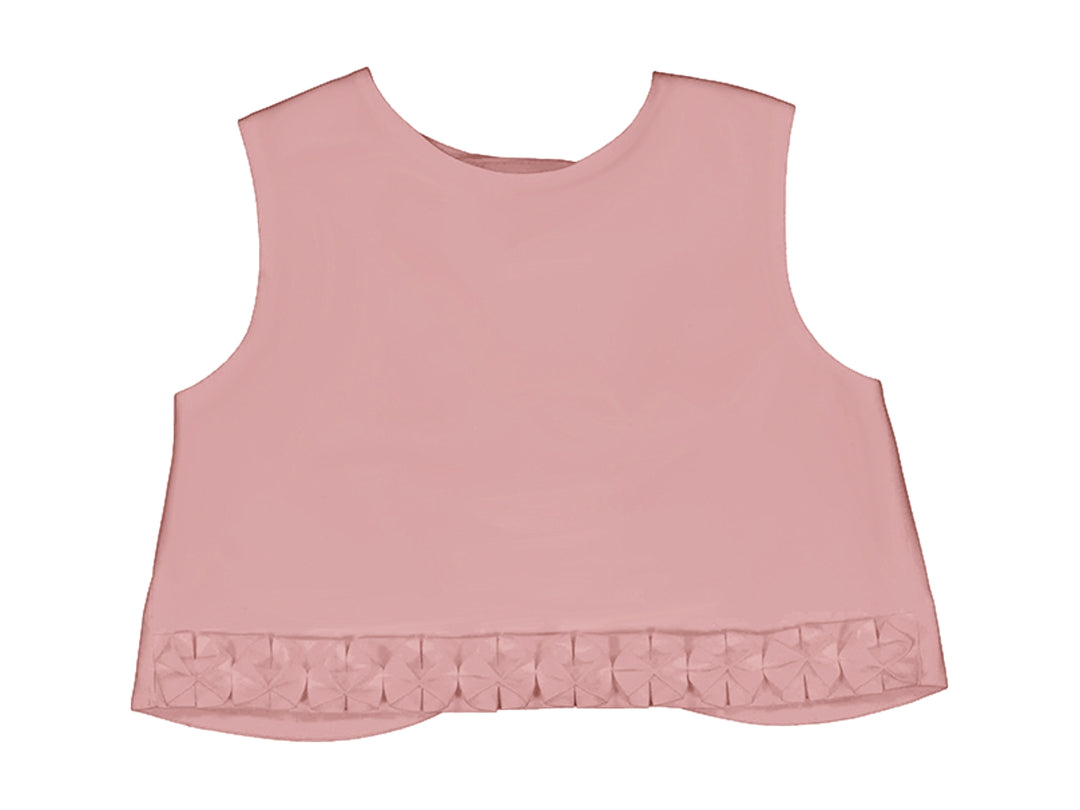 Top rosado sin mangas para niña con detalle de pliegues tipo papiroflexia en el borde inferior.