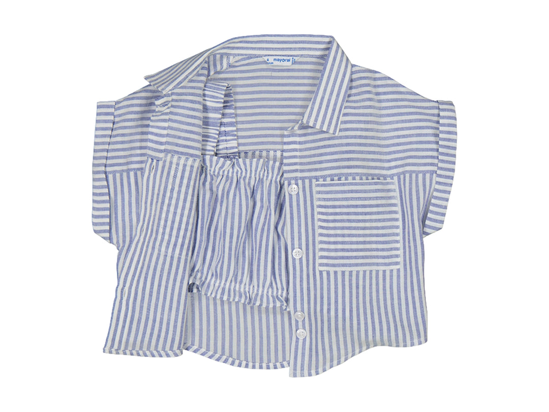Blusa infantil a rayas azules y blancas con botones frontales y cuello.
