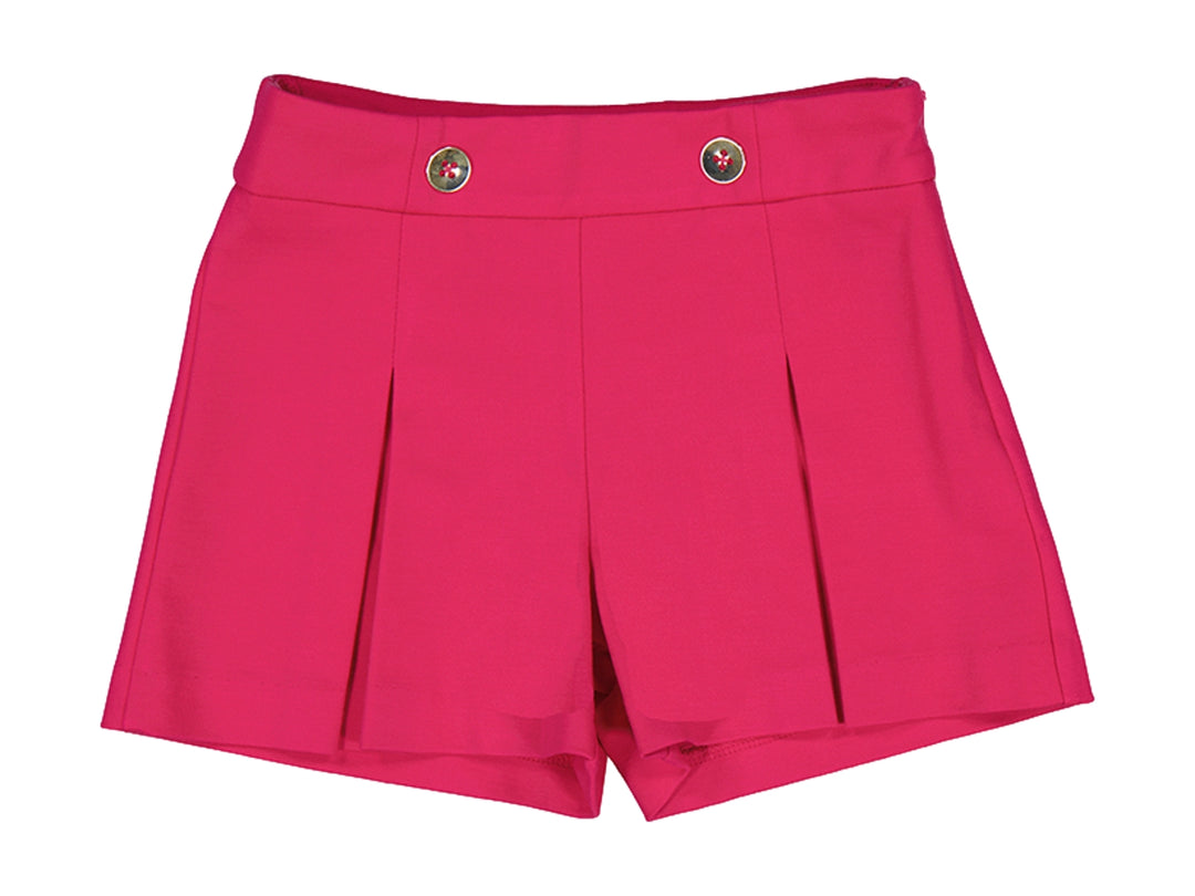 Pantalón corto color magenta con botones decorativos y pliegues frontales.