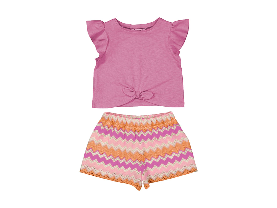 Conjunto para niña con camiseta rosa de volantes y short con estampado zigzag en tonos rosa y naranja.