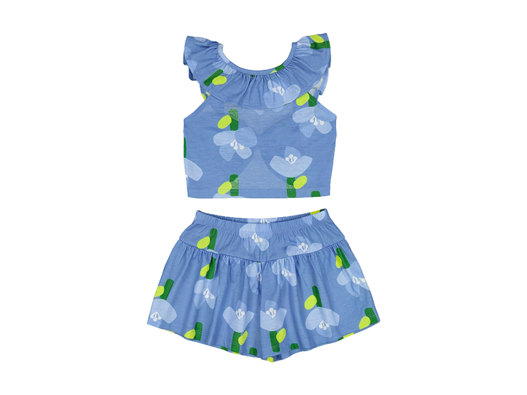 Conjunto de ropa para niña en color añil con estampado floral, compuesto por un top con volantes y shorts a juego.
