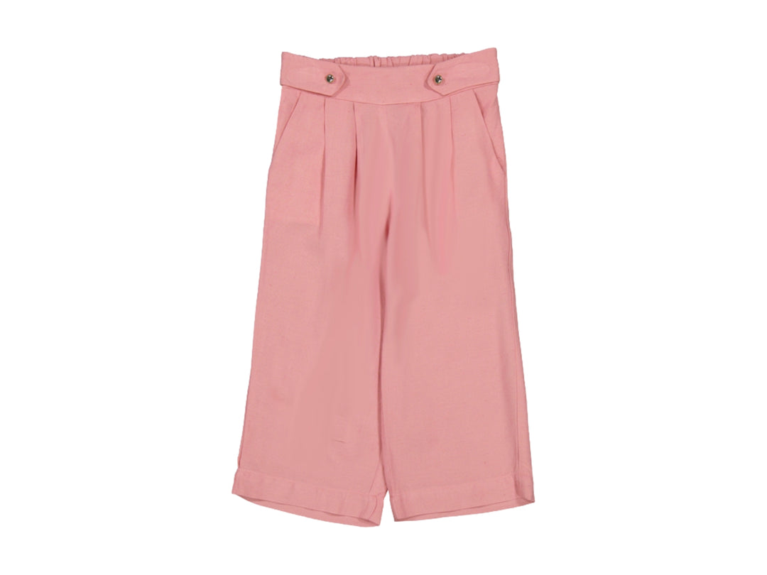 Pantalón largo ancho de color rosado para niña con botones decorativos en la cintura.