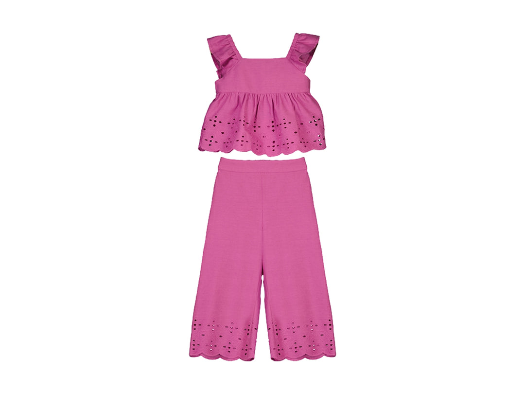 Conjunto de ropa color orquídea con top y pantalón largo con detalles perforados.