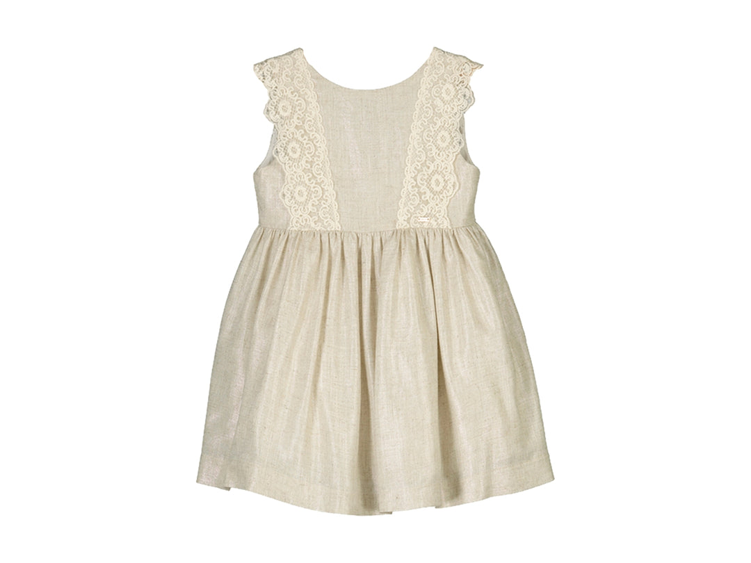 Vestido de lino color beige para niña con detalles de encaje en los hombros.