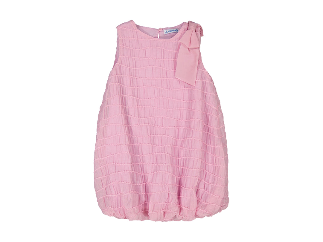 Vestido globo color malva para niña, sin mangas, con textura fruncida y un moño en el hombro.