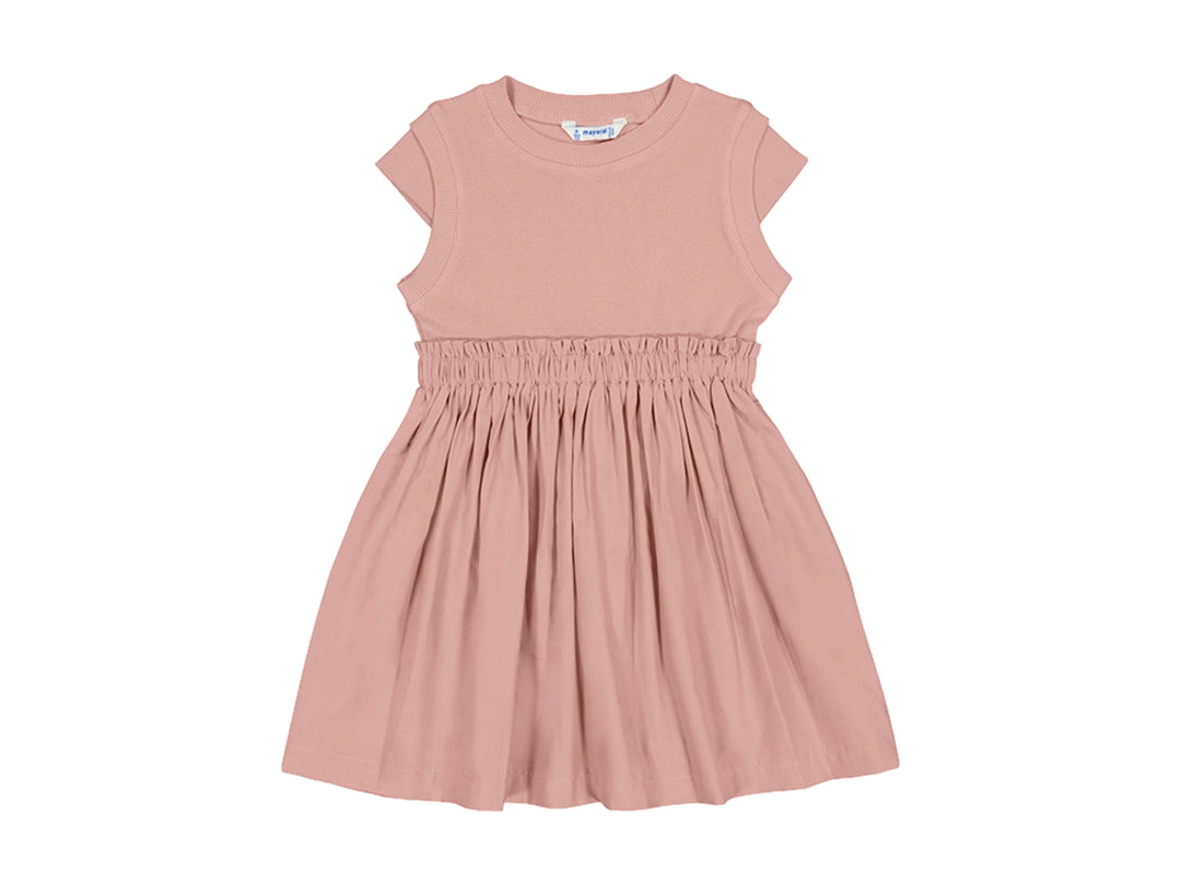 Vestido infantil de color rosado con cintura elástica y falda fruncida.