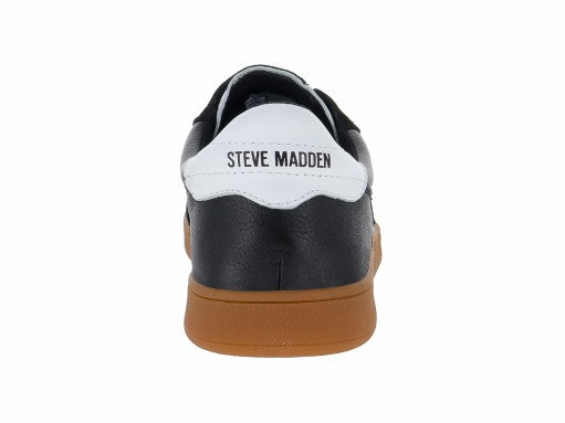 Tenis Steve Madden Caelum en color negro con detalles blancos y suela marrón caramelo.