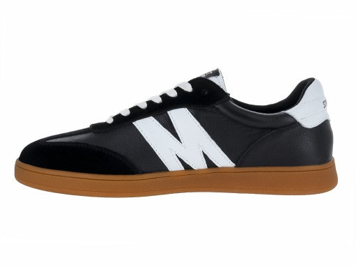 Tenis Steve Madden Caelum en color negro con detalles blancos y suela marrón caramelo.