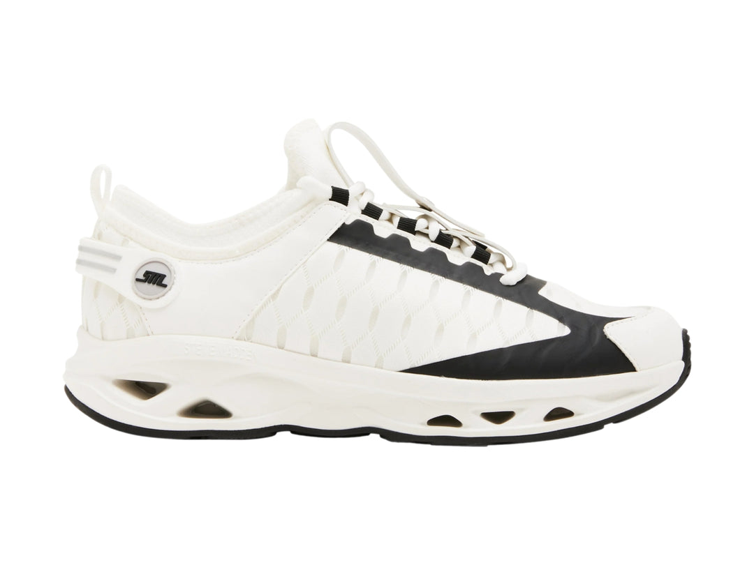 Tenis blancos Steve Madden con detalles en negro y suela gruesa.