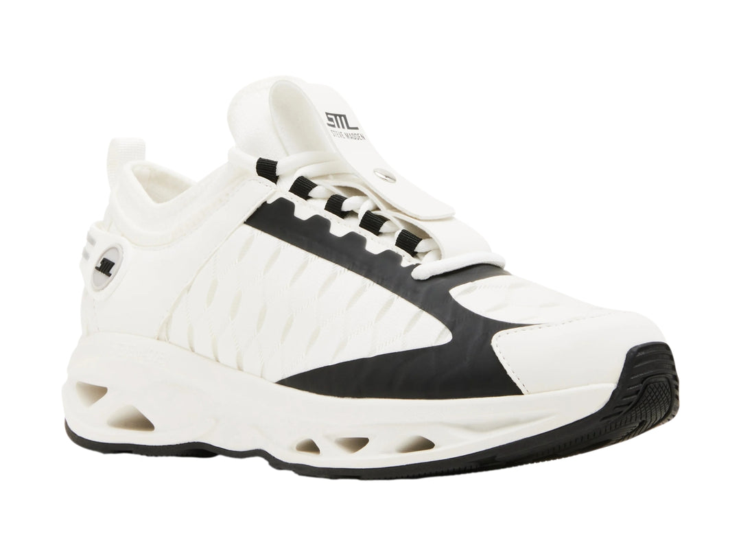 Tenis blancos Steve Madden con detalles en negro y suela gruesa.