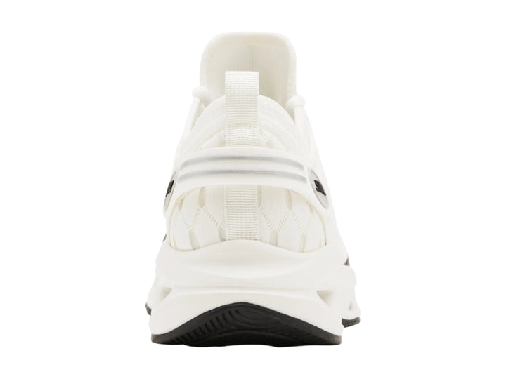 Tenis blancos Steve Madden con detalles en negro y suela gruesa.