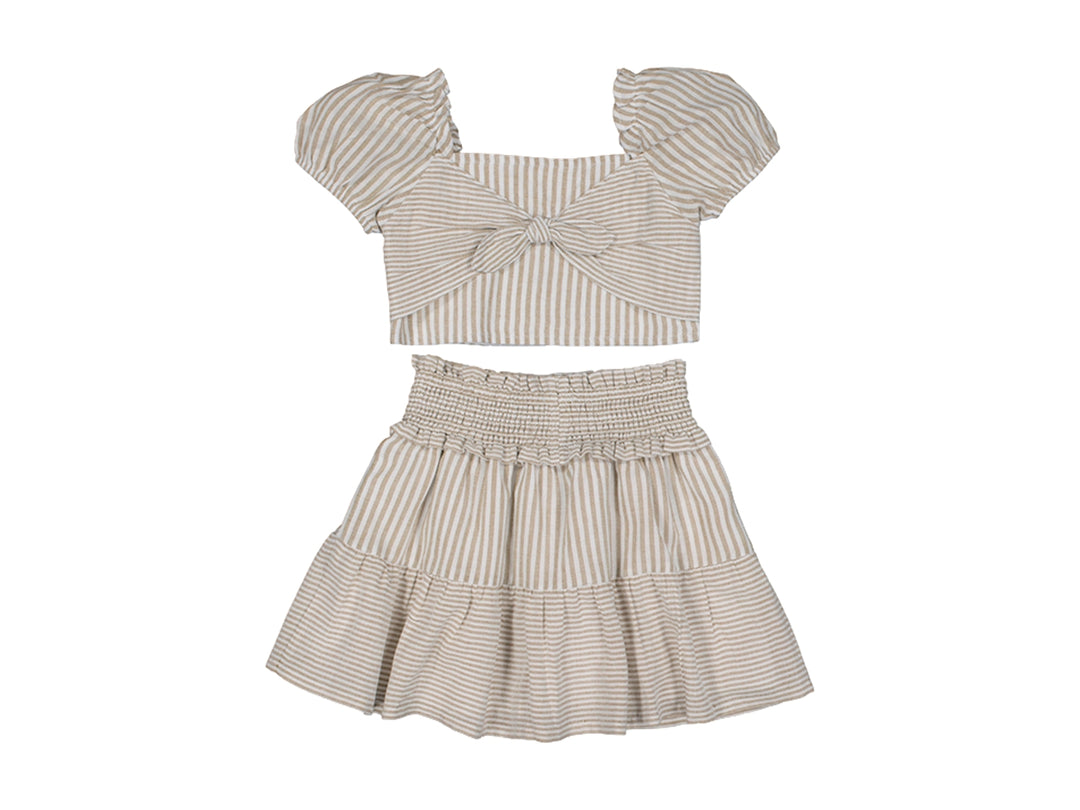 Conjunto de ropa para niña color canela con rayas, compuesto por un top con nudo y una falda.