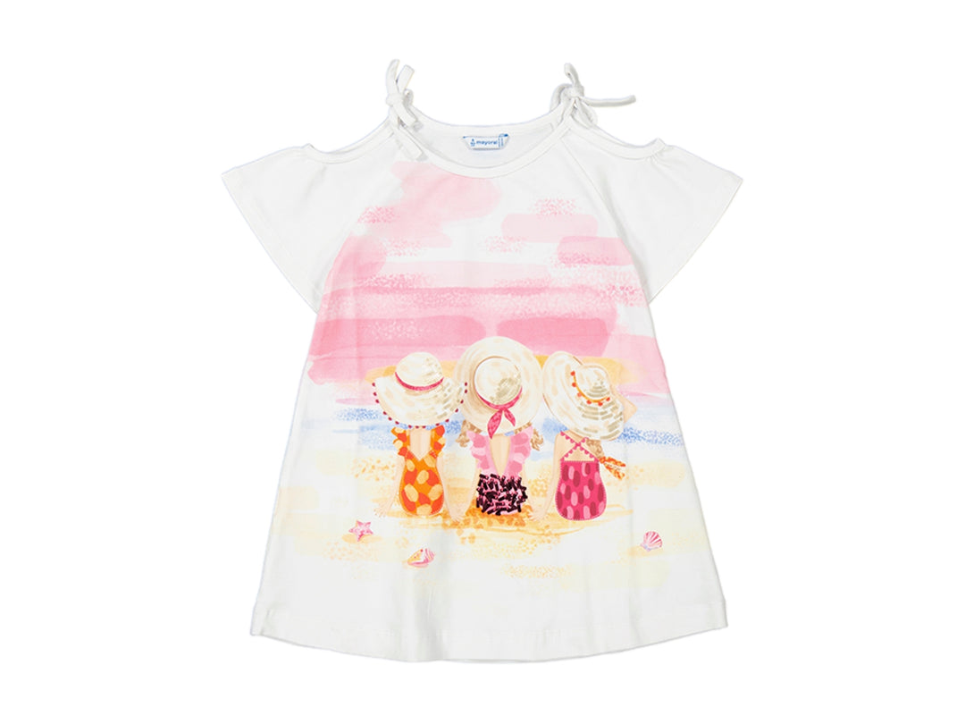 Vestido blanco para niña con estampado playero de tres niñas y detalles en tonos rosas.