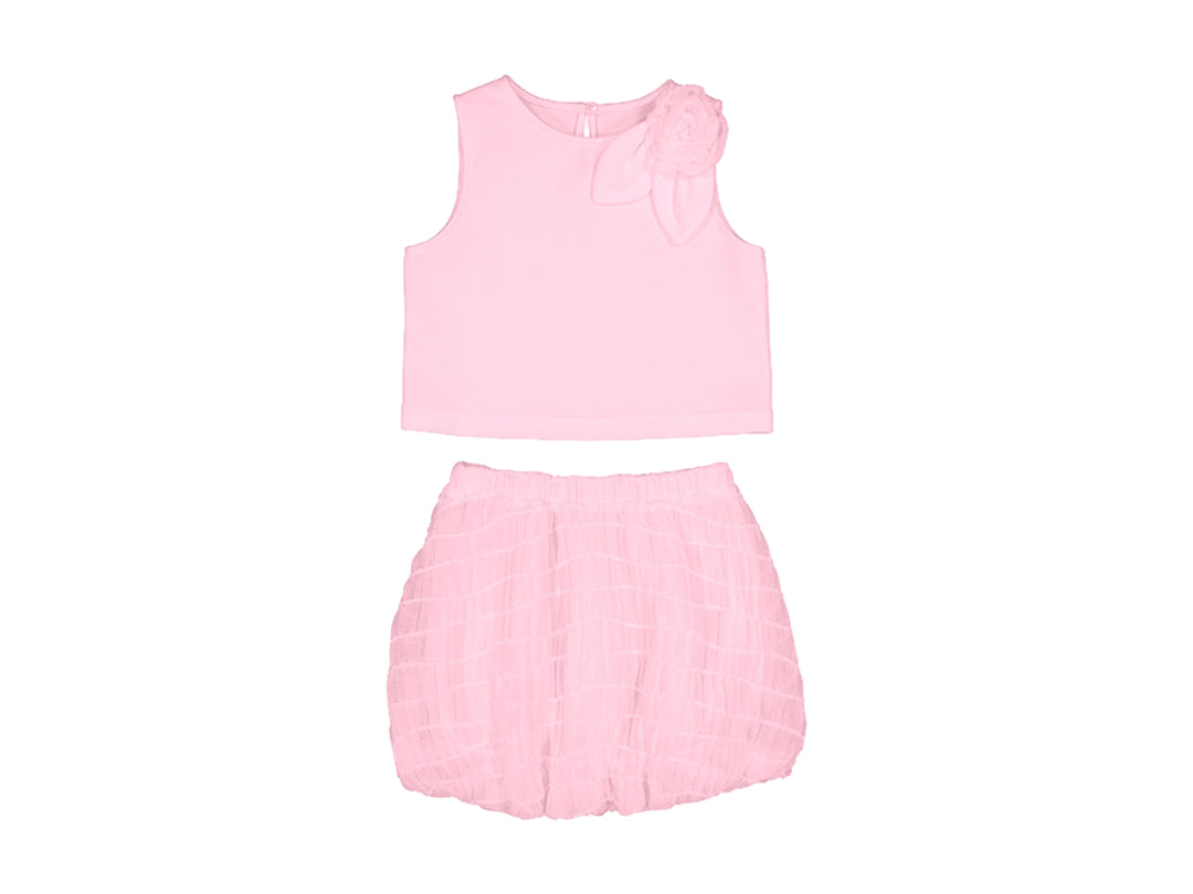 Conjunto de ropa para niña en color malva, compuesto por una blusa sin mangas con detalle de flor y falda corta.