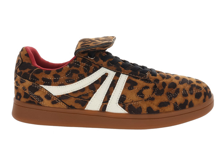 Tenis infantiles Steve Madden con estampado de leopardo, franjas blancas laterales y suela café.