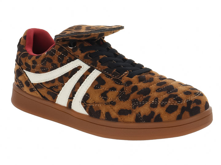 Tenis infantiles Steve Madden con estampado de leopardo, franjas blancas laterales y suela café.