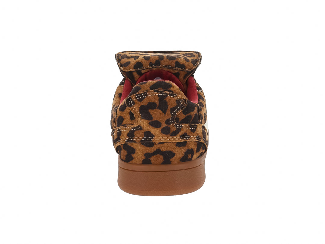 Tenis infantiles Steve Madden con estampado de leopardo, franjas blancas laterales y suela café.