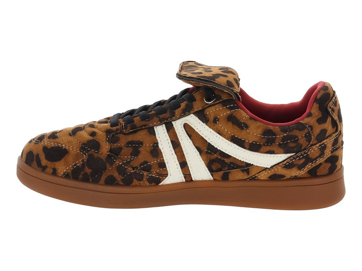 Tenis infantiles Steve Madden con estampado de leopardo, franjas blancas laterales y suela café.