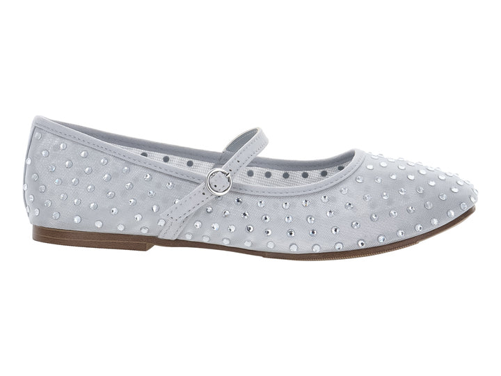Zapato plano color plata con pedrería y correa ajustable.