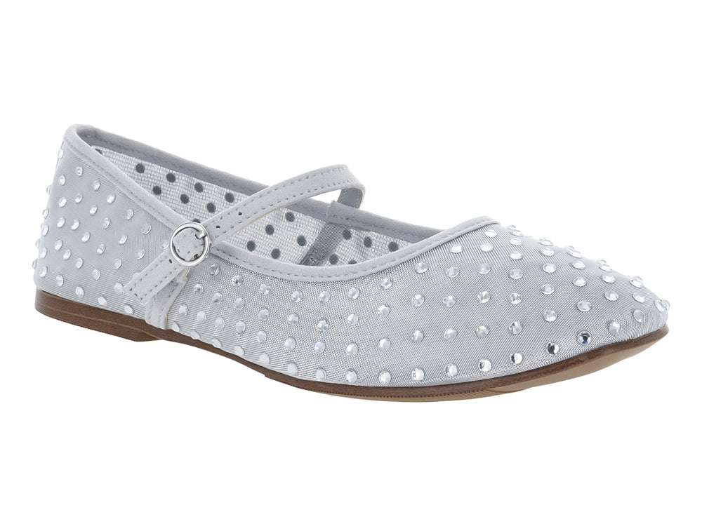 Zapato plano color plata con pedrería y correa ajustable.