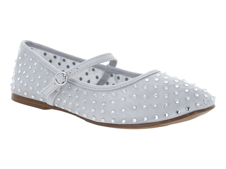 Zapato plano color plata con pedrería y correa ajustable.