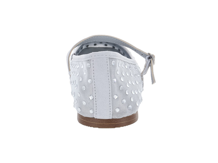 Zapato plano color plata con pedrería y correa ajustable.
