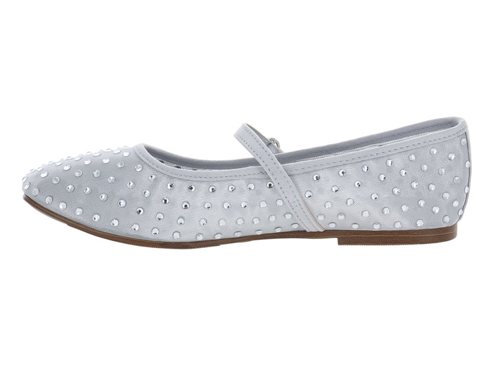 Zapato plano color plata con pedrería y correa ajustable.