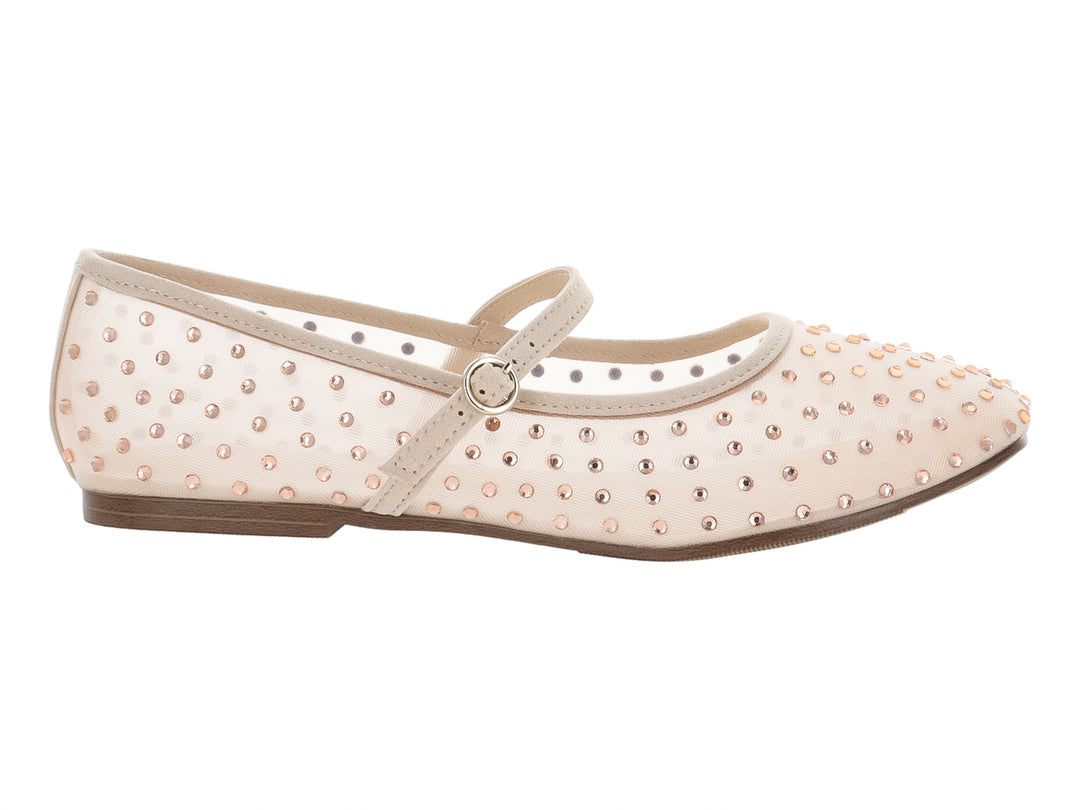 Zapato plano color blush con malla, detalles de estoperoles metálicos y correa con hebilla.