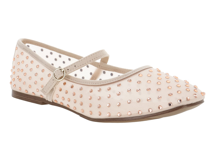 Zapato plano color blush con malla, detalles de estoperoles metálicos y correa con hebilla.