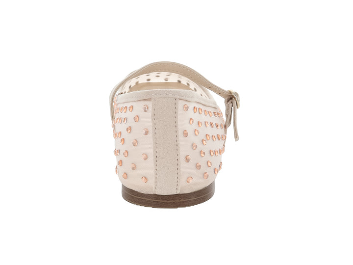 Zapato plano color blush con malla, detalles de estoperoles metálicos y correa con hebilla.
