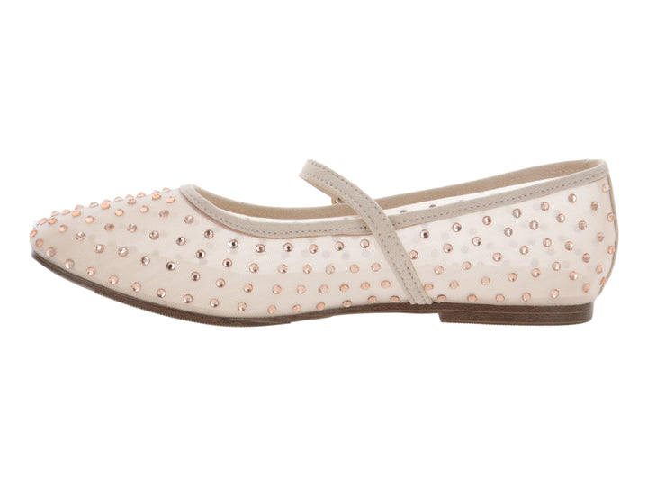 Zapato plano color blush con malla, detalles de estoperoles metálicos y correa con hebilla.