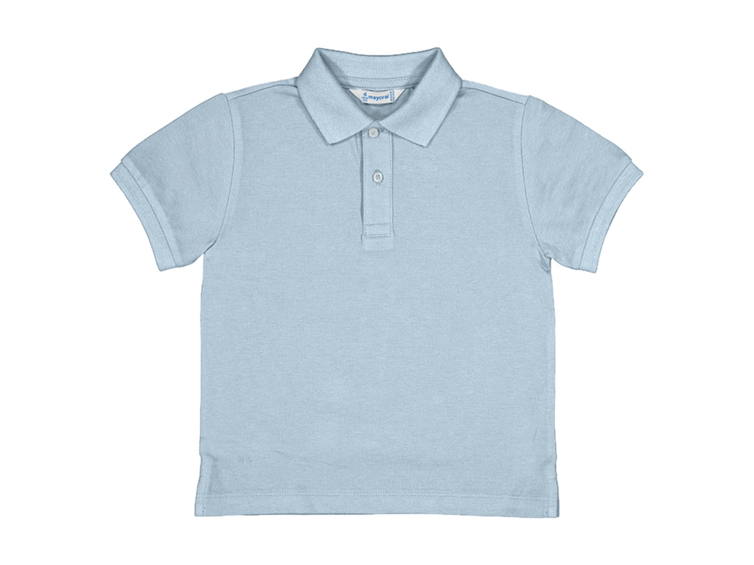 Polo color azul cielo para niño con cuello y botones frontales.