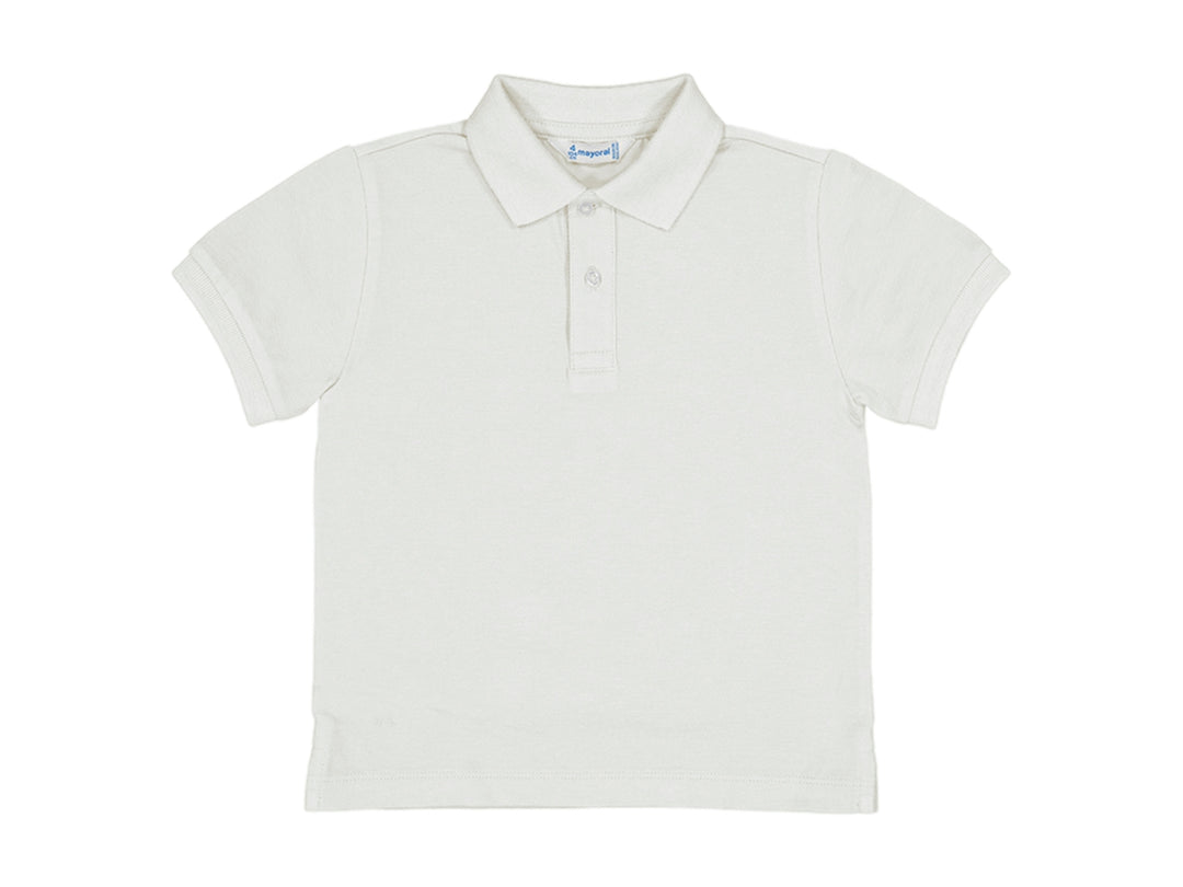Polo blanco de manga corta para niños de la marca Mayoral con cuello y botones.