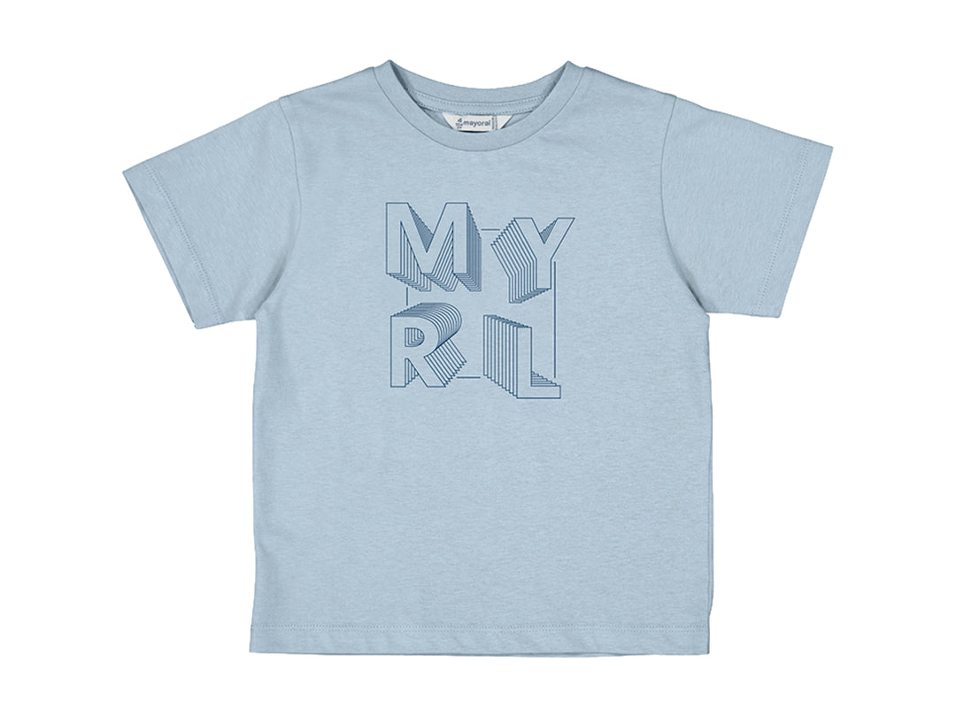 Camiseta básica color azul cielo para niños con estampado gráfico lineal en el pecho.