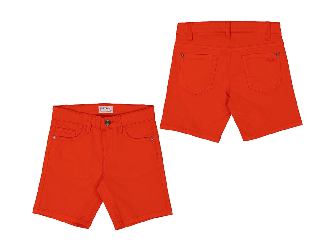Bermuda básica de color rojo para niño o niña con bolsillos y botón frontal.