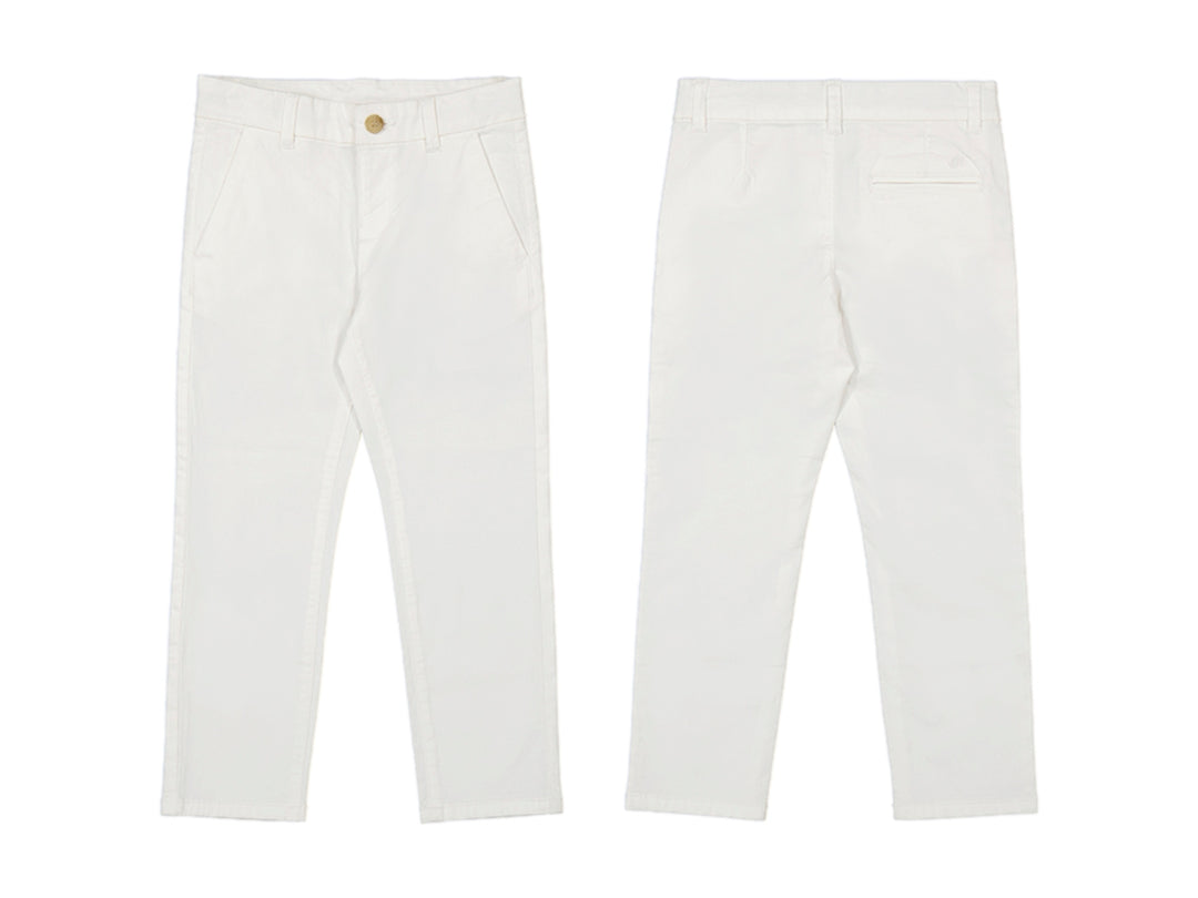 Vista frontal y posterior de un pantalón chino blanco para niño.
