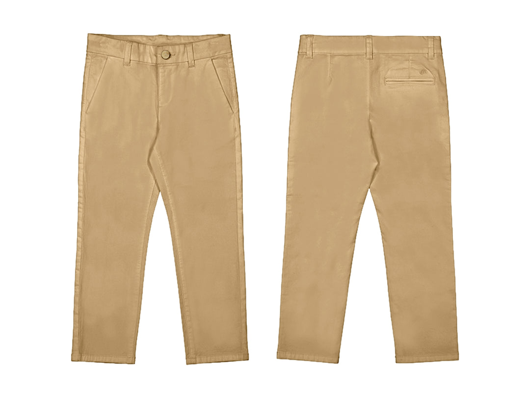 Pantalón chino color camel para niño, vista frontal y posterior sobre fondo blanco.
