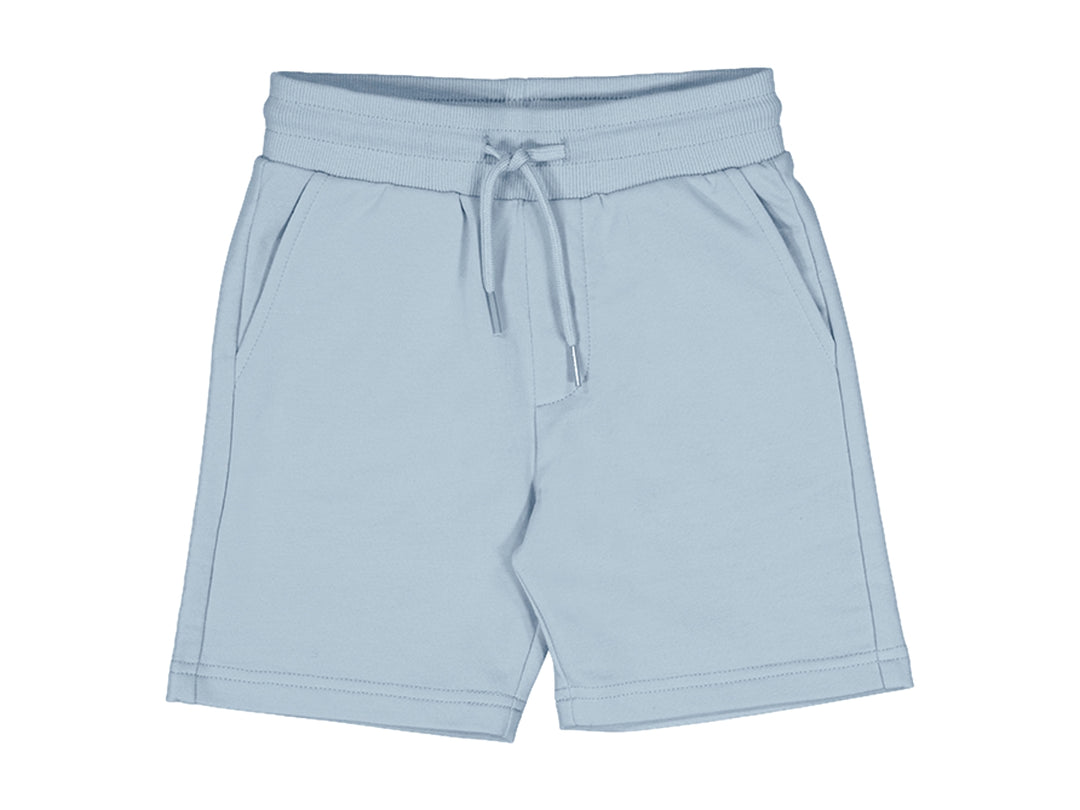 Bermuda básica color azul cielo para niño con cintura elástica y cordón.