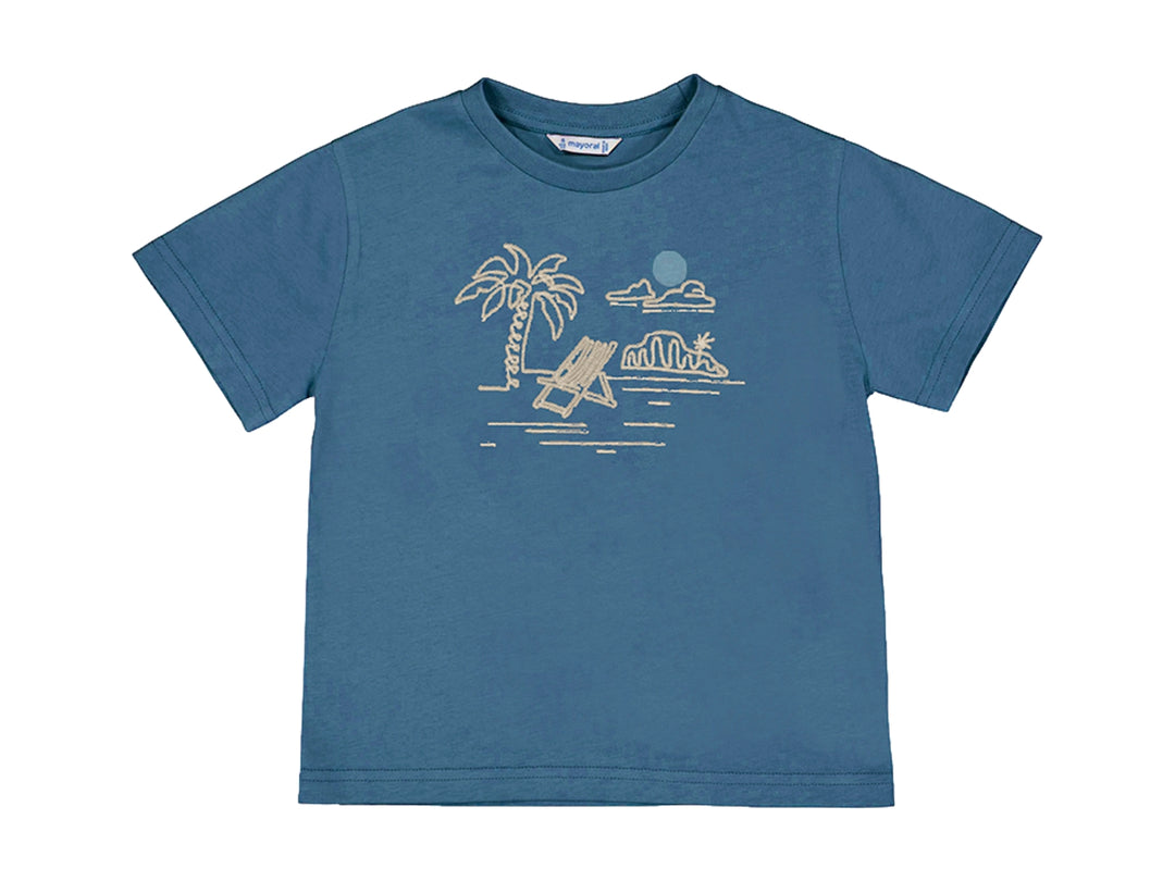 Camiseta azul de manga corta con estampado de playa en color beige.