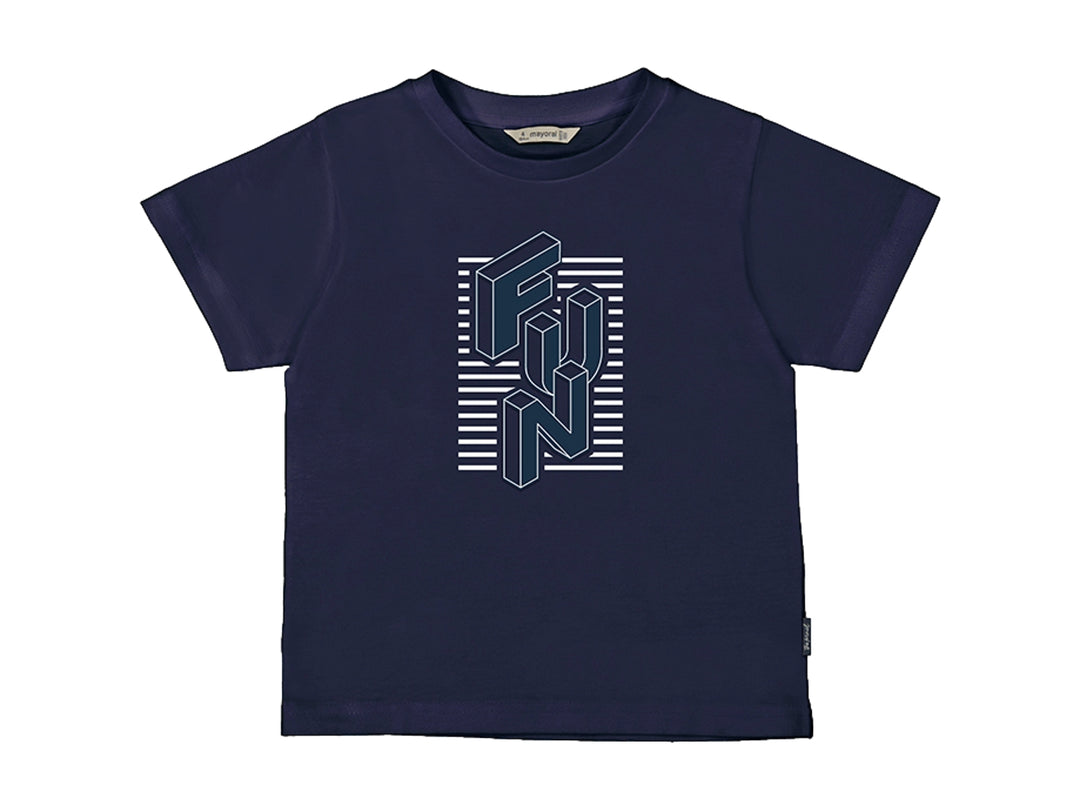 Camiseta azul marino de manga corta con estampado geométrico blanco en el pecho.