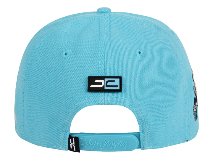 Gorra snapback color azul celeste con bordado frontal que dice Rock Star y logotipo JC en el lateral.