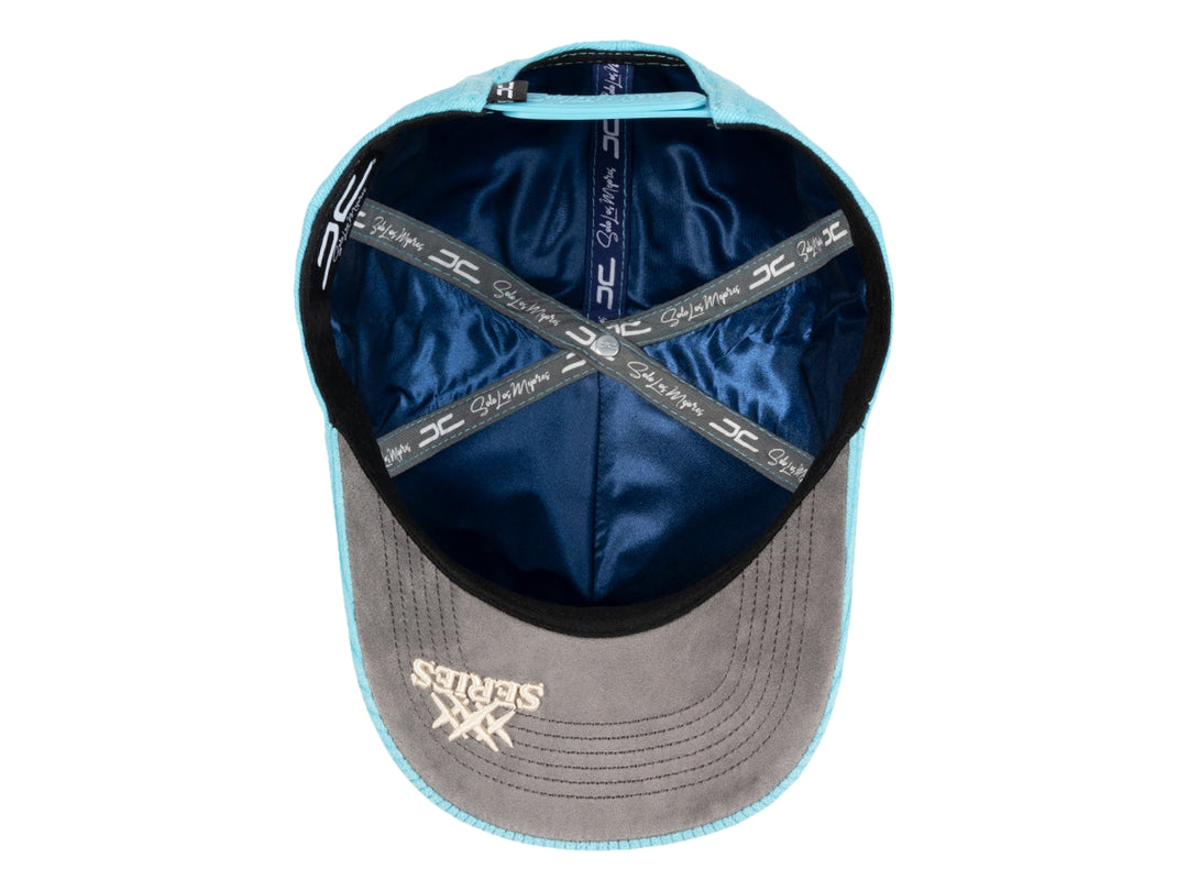 Gorra snapback color azul celeste con bordado frontal que dice Rock Star y logotipo JC en el lateral.