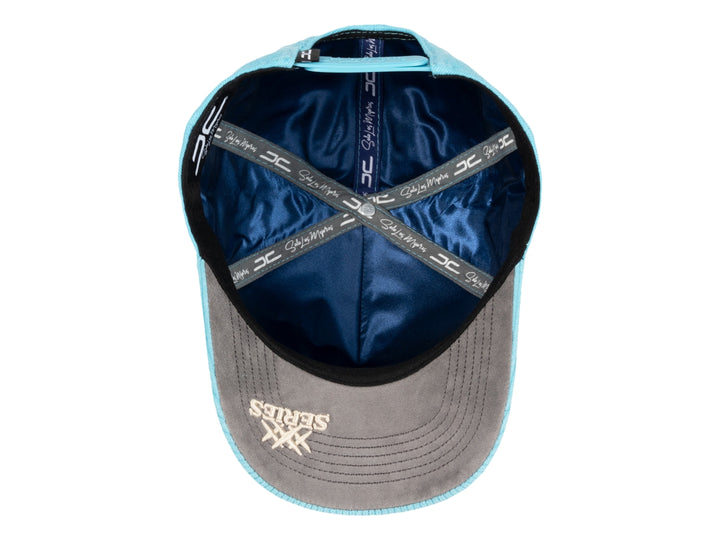 Gorra snapback color azul celeste con bordado frontal que dice Rock Star y logotipo JC en el lateral.