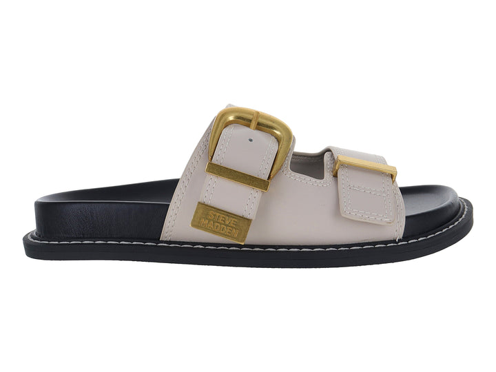 Sandalia plana Steve Madden color beige con dos correas, hebillas doradas y suela negra.