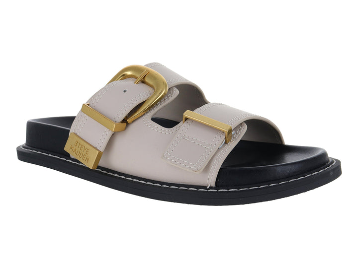 Sandalia plana Steve Madden color beige con dos correas, hebillas doradas y suela negra.
