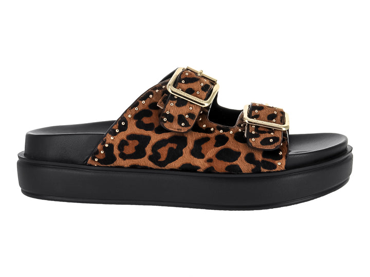 Sandalias de plataforma Steve Madden con estampado de leopardo, hebillas doradas y suela negra gruesa.